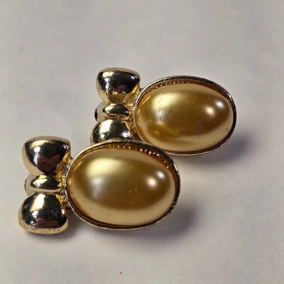 Vintage Gold Tone Bow Earrings Faux Pearl Cabochon Clip On 1980s Classic Glam - Picture 2 of 7